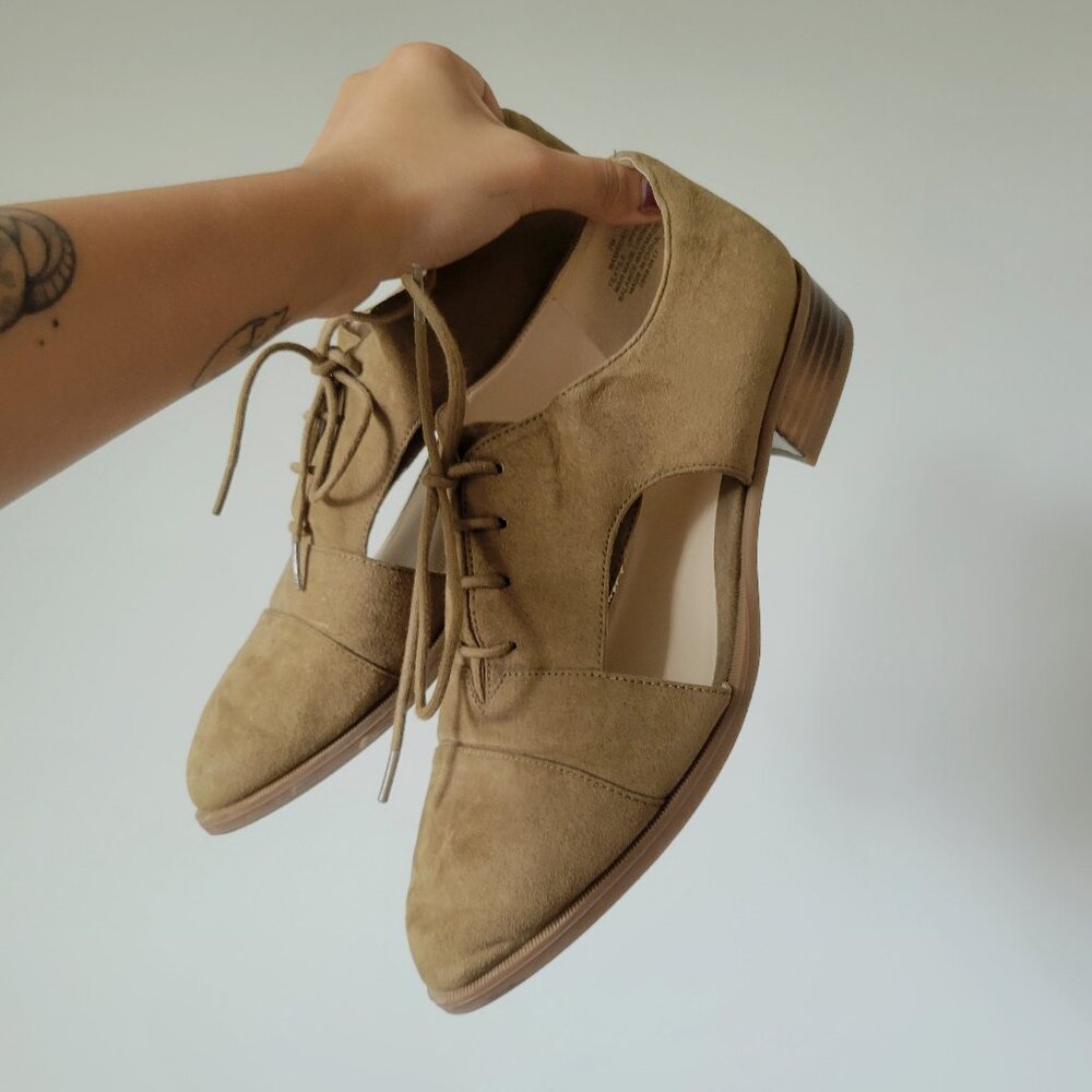 NINE WEST BEIGE / TAN CUT-OUT SUEDE OXFORD SHOES (size 7)